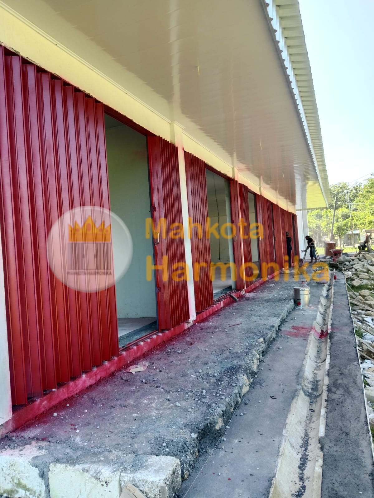 Pintu harmonika untuk bukaan bangunan yang lebar
